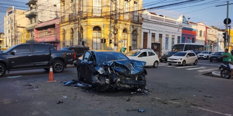 Motorista fica ferido e carro se estraçalha todo ao colidir violentamente em ônibus de rota no Centro