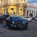 Motorista fica ferido e carro se estraçalha todo ao colidir violentamente em ônibus de rota no Centro