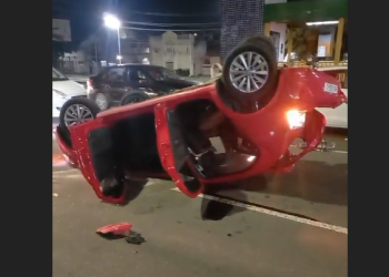 Vídeos: Acidente entre carros faz Gol capotar na avenida Torquato Tapajós