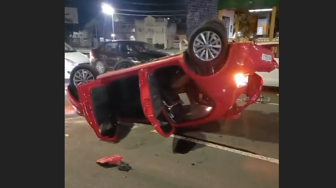 Vídeos: Acidente entre carros faz Gol capotar na avenida Torquato Tapajós
