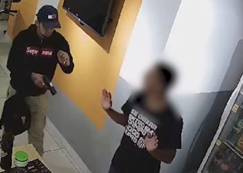 Dupla armada aponta arma na cara de gerente e avisa: ‘nóis é bandido’
