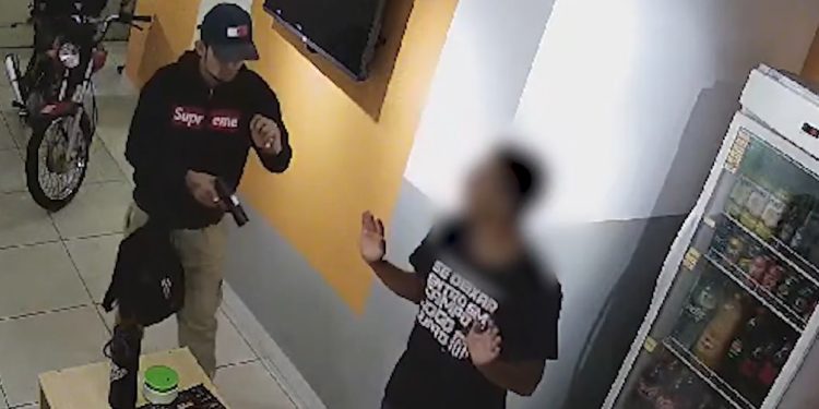 Dupla armada aponta arma na cara de gerente e avisa: ‘nóis é bandido’