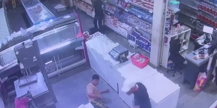 Vídeo: Dupla invade mercadinho, coloca cliente no chão, faz a limpa e ainda rouba carro em Manaus