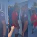 Vídeo: suspeitos de assalto partem pra cima de policiais armados
