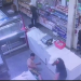 Vídeo: Dupla invade mercadinho, coloca cliente no chão, faz a limpa e ainda rouba carro em Manaus