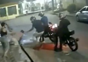 Vídeo mostra assaltantes covardes puxando vítima pelos cabelos em Manaus