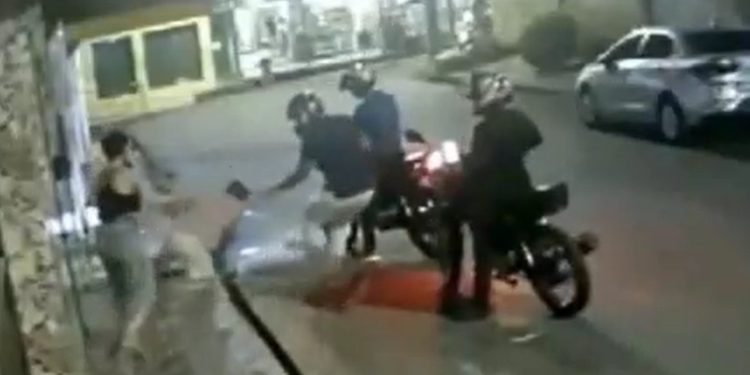 Vídeo mostra assaltantes covardes puxando vítima pelos cabelos em Manaus