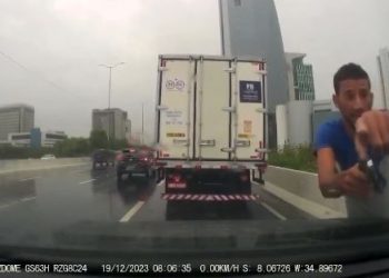 Vídeo mostra mulher aos gritos após bandido apontar arma no meio do viaduto: ‘Passa a aliança’