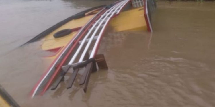 Barco com 40 pescadores de Eirunepé que iam buscar o ‘Seguro Defeso’ afunda no rio