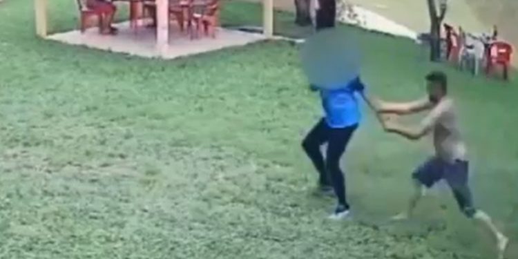 Vídeo: bêbado quebra taco de bilhar na cabeça da garçonete durante confraternização