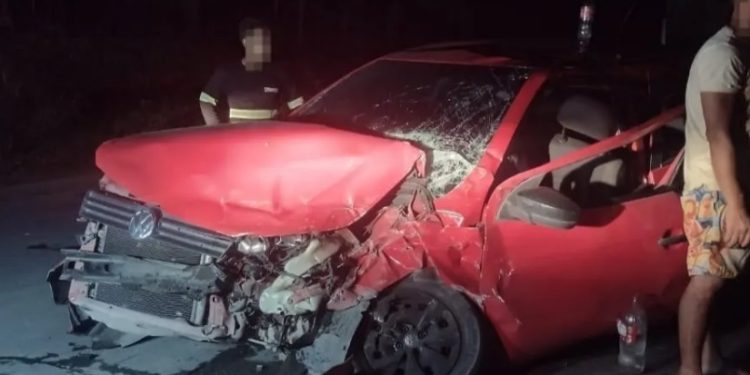 Mulher morre no Amazonas em violento choque entre Gol e carreta na AM-010