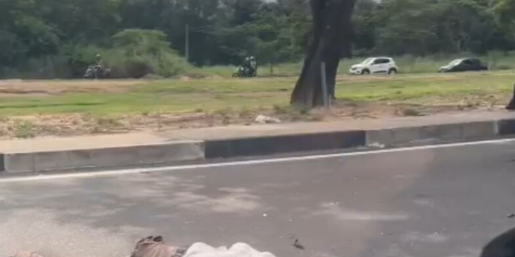 Cena fortíssima: Homem morre com a cabeça esmagada por caminhão na avenida das Torres