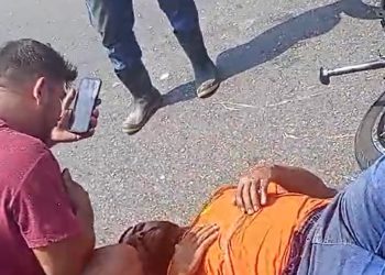 Vídeo forte: motoqueiro atingido por caminhão em Manaus tem perna quase “torada”