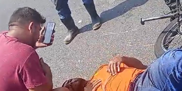 Vídeo forte: motoqueiro atingido por caminhão em Manaus tem perna quase “torada”