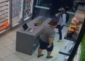 Dono de comércio toma tiro após reagir a assalto e morre