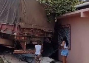Vídeo: carreta com 30 toneladas de ferro desce ladeira e quase esmaga casal em Manaus