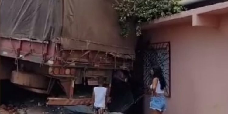 Vídeo: carreta com 30 toneladas de ferro desce ladeira e quase esmaga casal em Manaus