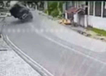 Carreta cai e por pouco não esmaga veículo que vinha passando no Mauazinho; assista