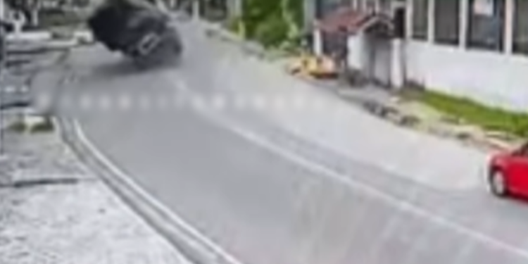 Carreta cai e por pouco não esmaga veículo que vinha passando no Mauazinho; assista