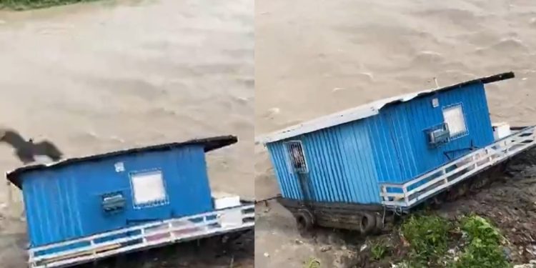 Vídeo: chuva arrasta casa para dentro de igarapé em Manaus