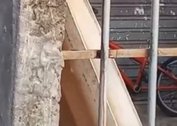 Vídeo mostra cabeça de homem degolado pendurada na porta da UPA; veja