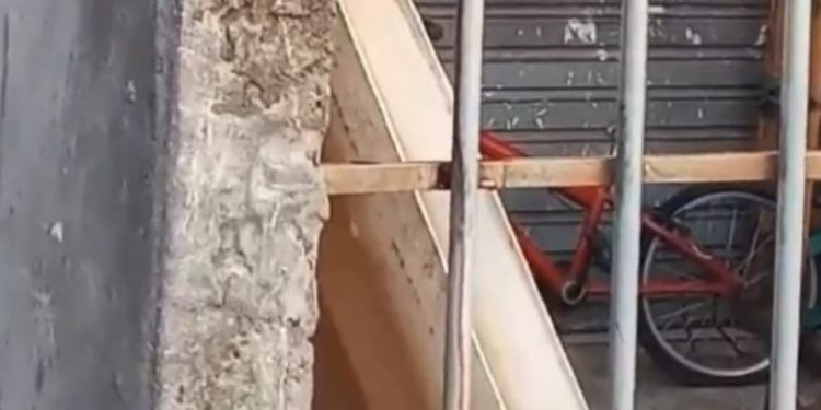 Vídeo mostra cabeça de homem degolado pendurada na porta da UPA; veja