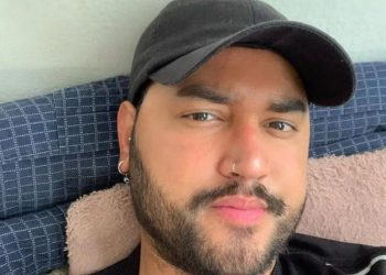 Assaltantes jogam jovem do ônibus para ficar com celular e ele acaba morrendo