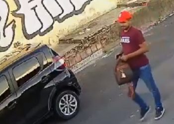 Veja como bandidos usam “chapolin” para abrir e roubar carros em Manaus