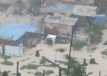 Vídeo mostra comunidade tomada por água durante temporal em Manaus