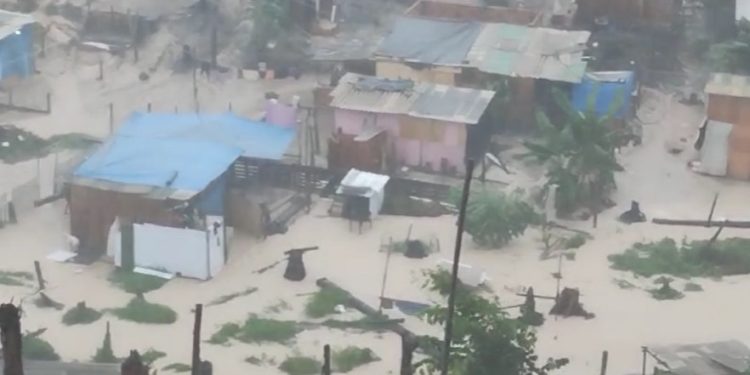 Vídeo mostra comunidade tomada por água durante temporal em Manaus
