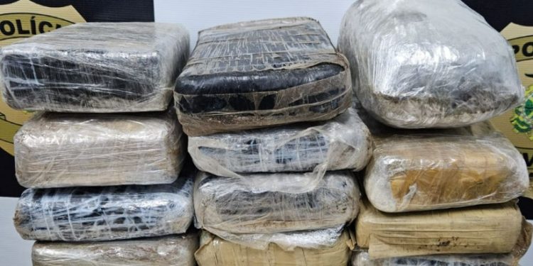 Lancha atraca no São Raimundo com R$ 200 mil em maconha na bagagem