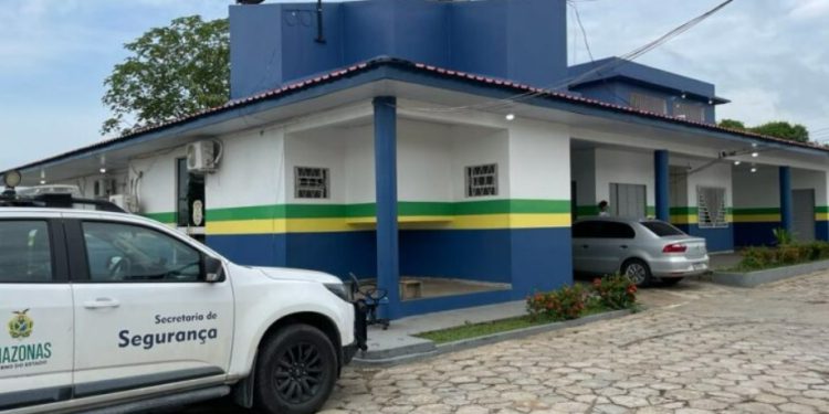 Pai chega do trabalho no Amazonas e vê filha de 9 anos saindo da casa do abusador