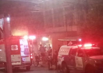 População se revolta e espanca homem que deu facada na esposa durante briga na Compensa; veja