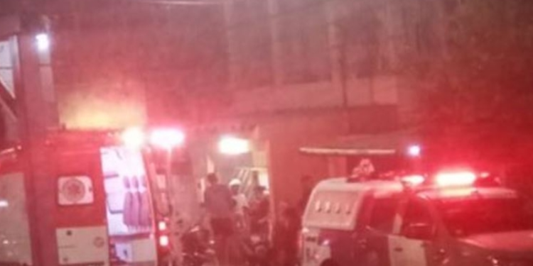População se revolta e espanca homem que deu facada na esposa durante briga na Compensa; veja