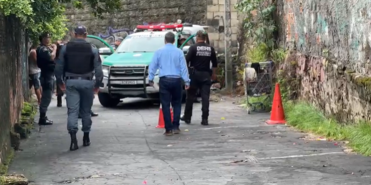 Vídeo: Homem é morto a facadas e colocado em carrinho de supermercado em rua de Manaus