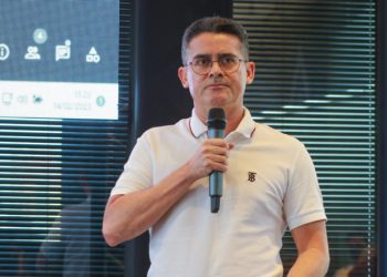 Prefeito de Manaus, por meio da Semacc, ajuda permissionários que perderam tudo em incêndio em feira