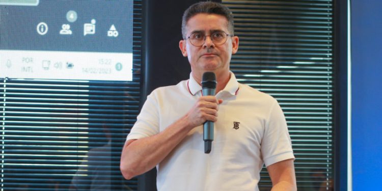 Prefeito de Manaus, por meio da Semacc, ajuda permissionários que perderam tudo em incêndio em feira