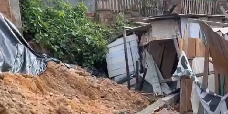 Vídeo: deslizamento “engole” casas em Manaus e ameaça mais moradias