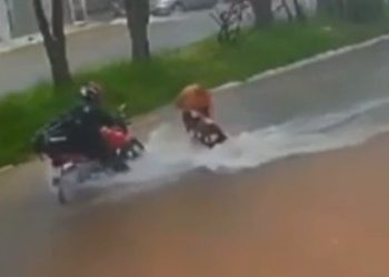 Vídeo: mulher é arrastada em rua alagada na Zona Leste e homens tentam salvá-la 