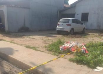 Dupla mata dono de bar e foge