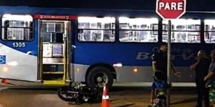 Vídeo mostra motoboy avançando preferencial e sendo arrastado por ônibus