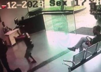 Vídeo mostra homem invadindo delegacia e atacando PM com facada nas costas; veja