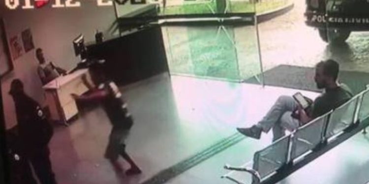 Vídeo mostra homem invadindo delegacia e atacando PM com facada nas costas; veja