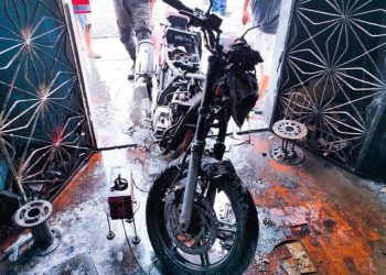 Dono de oficina fica ferido no Amazonas após moto pegar fogo