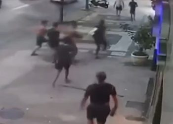 Vídeo: homem tenta defender mulher de assalto e acaba desmaiado por bandidos