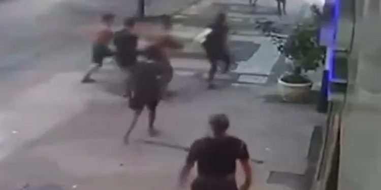 Vídeo: homem tenta defender mulher de assalto e acaba desmaiado por bandidos