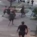 Vídeo: homem tenta defender mulher de assalto e acaba desmaiado por bandidos