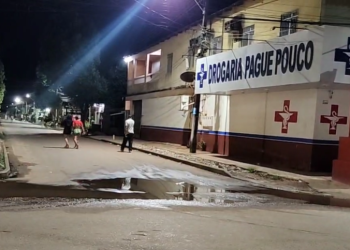 Pistoleiros tentam executar homem em Itacoatiara e mãe dele se joga na frente