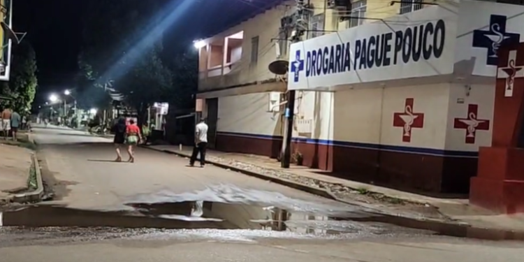 Pistoleiros tentam executar homem em Itacoatiara e mãe dele se joga na frente