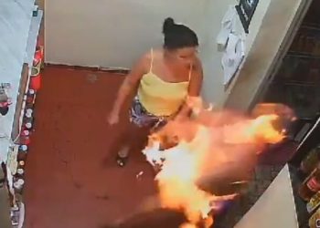 Vídeo: mulher derrama gasolina e toca fogo no próprio marido com isqueiro
